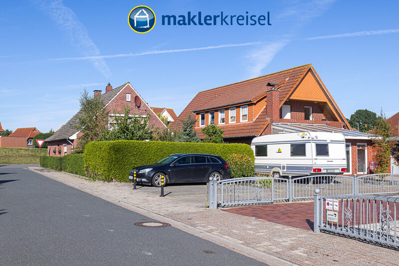 Nordseeheilbad Carolinensiel: Zwei auf einen Streich! Zwei nebeneinanderliegende Wohnhäuser auf großem Grundstück!